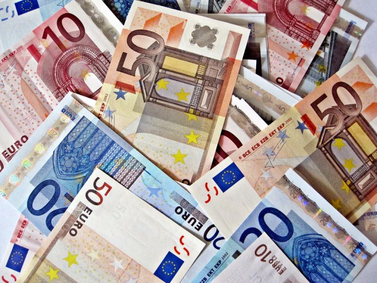Dinar ojačao 0,2 odsto