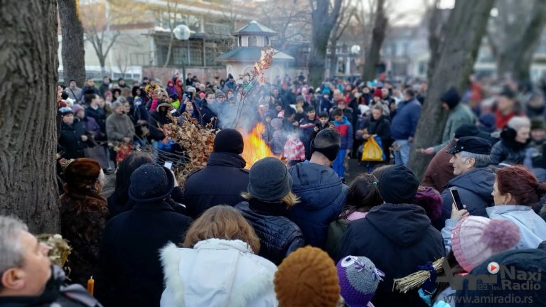 Doček, osvećenje i paljenje badnjaka u Kikindi