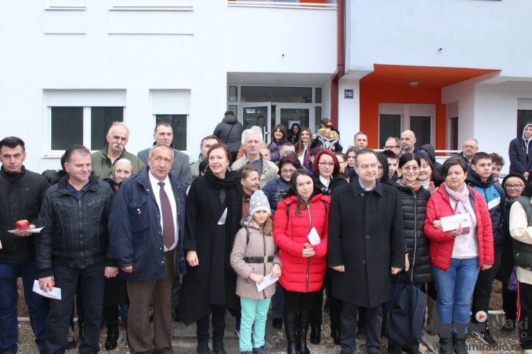 Svečano uručeni ključevi od novih stanova izbegličkim porodicama