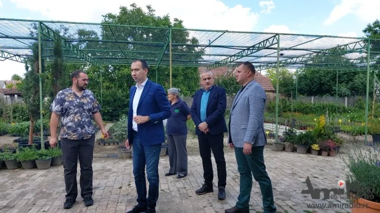 Pokrajinski sekretar za poljoprivredu u Iđošu: Vuk Radojević posetio rasadnik „Vikumak“