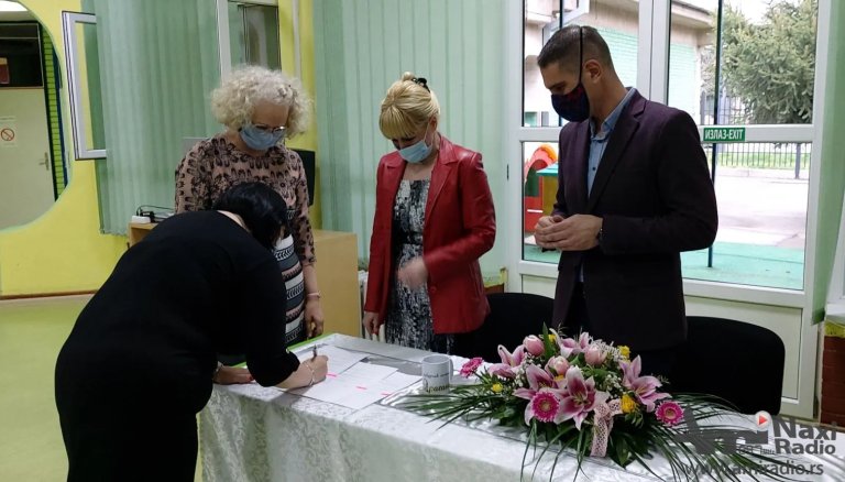 Radnici Predškolske ustanove „Dragoljub Udicki“ potpisali ugovore na neodređeno vreme: 44 ugovora za novi početak