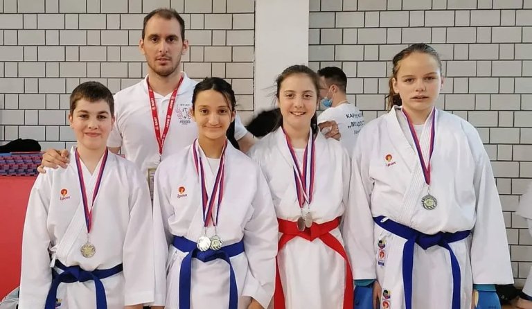 Karatisti „Feniksa“ doneli medalje sa Kupa Srbije i Dunav kupa