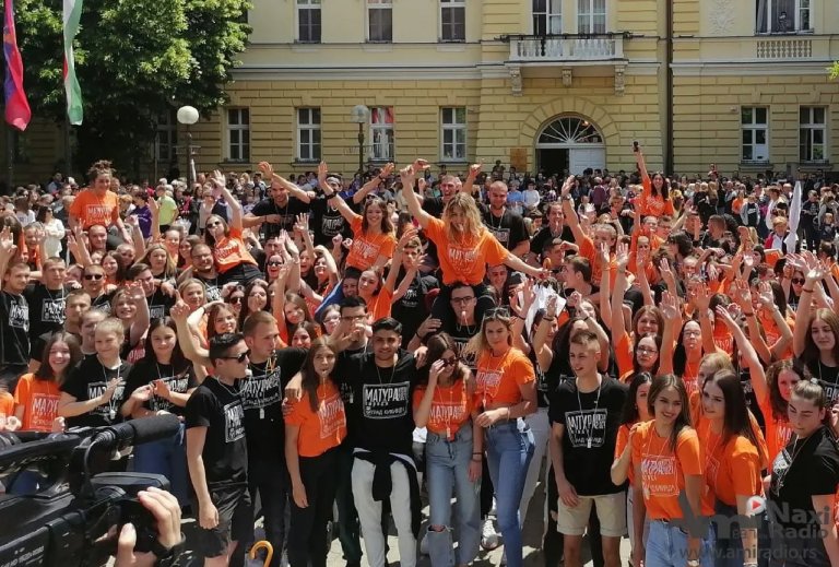 Maturanstka parada 2021. Bravo omladino, neka je sa srećom!