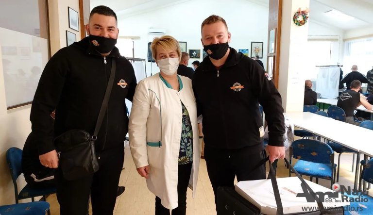 Dobar primer društvene odgovornosti: Picerija „Libero“ počastila picom zaposlene na vakcinalnom punktu