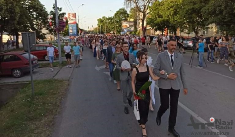 Elegantno i svečano: Maturanti SSŠ „Miloš Crnjanski“ proslavljaju završetak srednjoškolskog obrazovanja