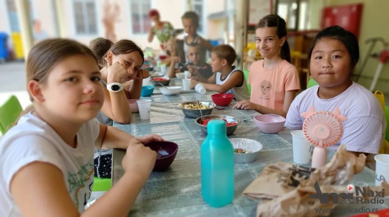 Glumci Dečjeg pozorišta „Lane“ se družili sa malim kuvarima