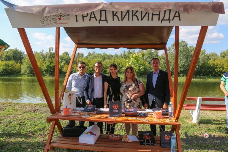 Predstavnici lokalne samouprave na manifestaciji „Dani porodice“ u Perlezu