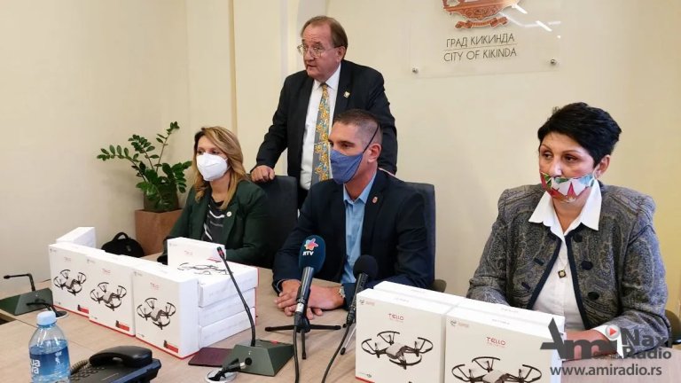 Kikindski Rotari klub donirao školama dronove, predškolskoj ustanovi IT opremu