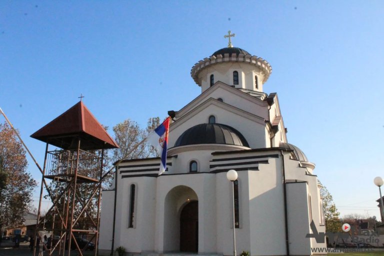 Hram svetih Kozme i Damjana: Akcija prikupljanja garderobe za decu i namirnica