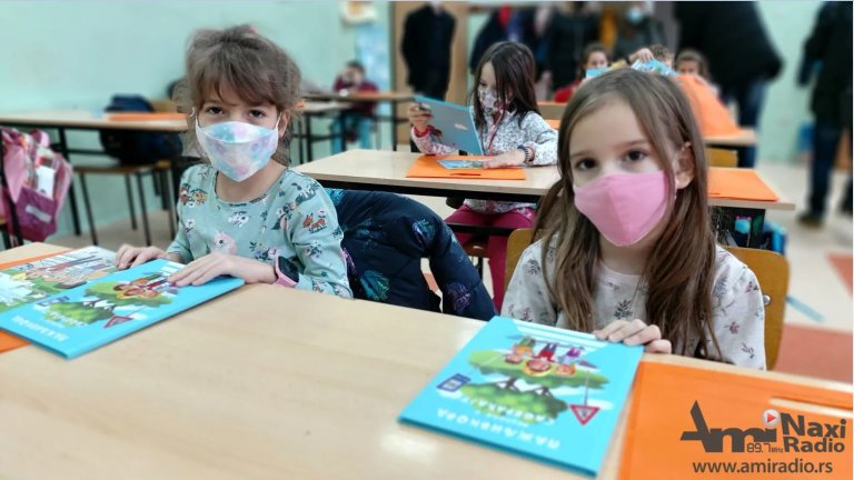 Savet za bezbednost u saobraćaju uručio kikindskim osnovcima preko 400 udžbenika „Pažljivkova pravila u saobraćaju“