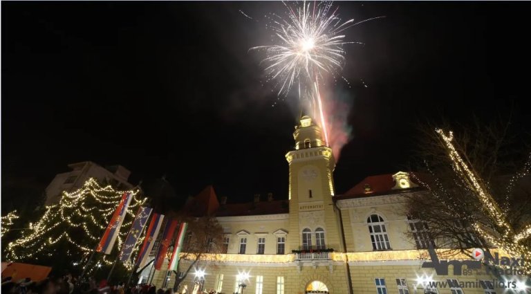 Tradicionalni vatromet u Kikindi: Srećna Nova 2022. godina
