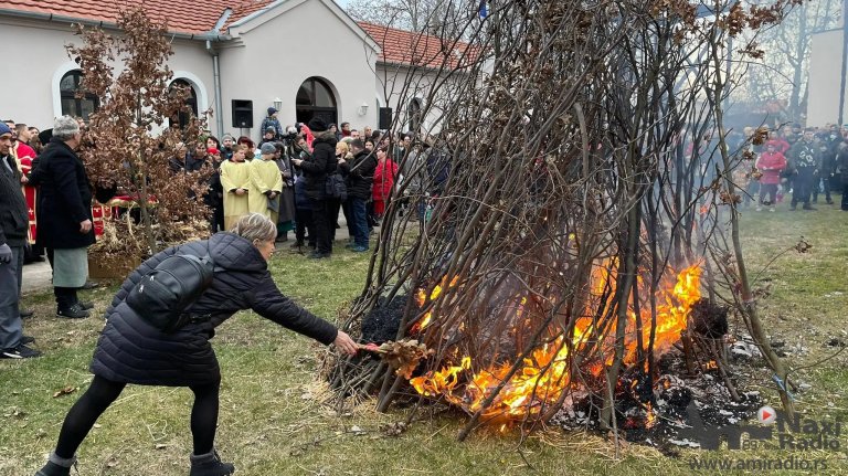 Doček, osvećenje i paljenje badnjaka ispred crkve Svetog Nikole i hrama Svetih Kozme i Damjana
