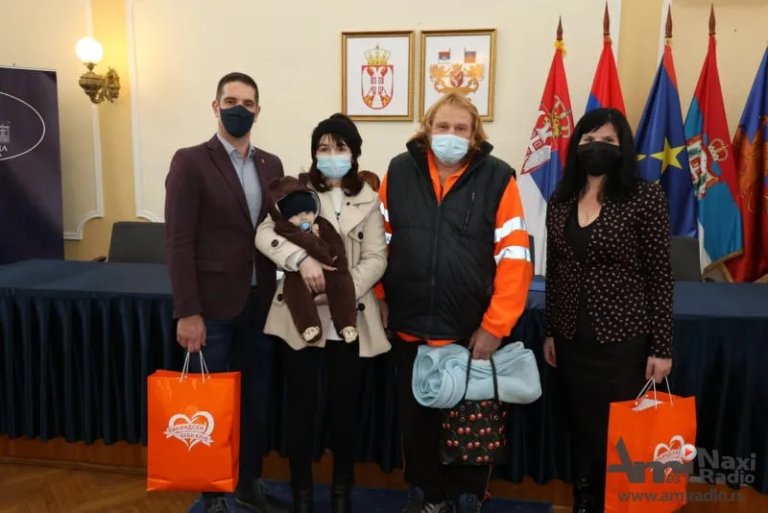 Bebi-paketi podeljeni roditeljima dece rođene u poslednja tri meseca prošle godine
