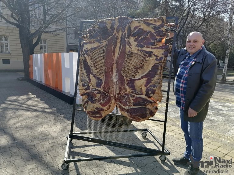 Najveća slanina u Srbiji napravljena u Kikindi, sutra putuje u Kačarevo na „Slaninijadu“