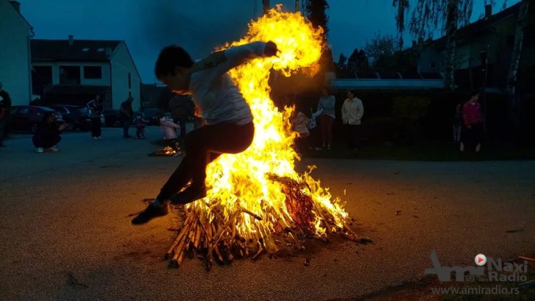 Kikinđani neguju i čuvaju tradiciju preskakanja vatre uoči Lazareve subote