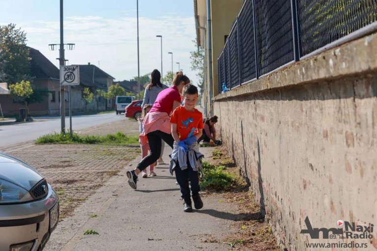 Da bolnica zablista: Angažovala se deca i stariji