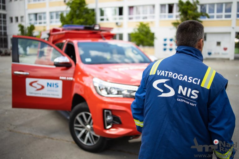 Vatrogasci NIS-a održali predavanje đacima u Kikindi na temu zaštite od požara