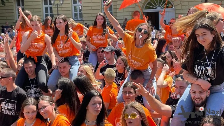 Jubilarna 15. Maturantska parada: Na Trgu plesalo 320 maturanata