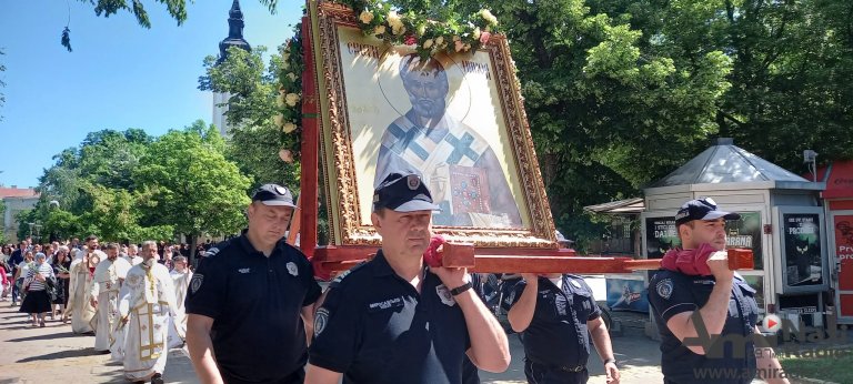Svečanom litijom i liturgijom obeležena slava grada: Policija stoički izdržala noseći veliku ikonu Svetog Nikole