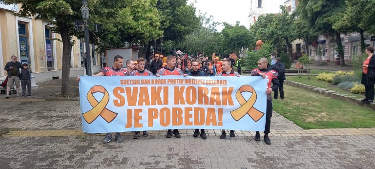 Nismo nevidljivi: Prva šetnja u Srbiji obolelih od multiple skleroze u Kikindi