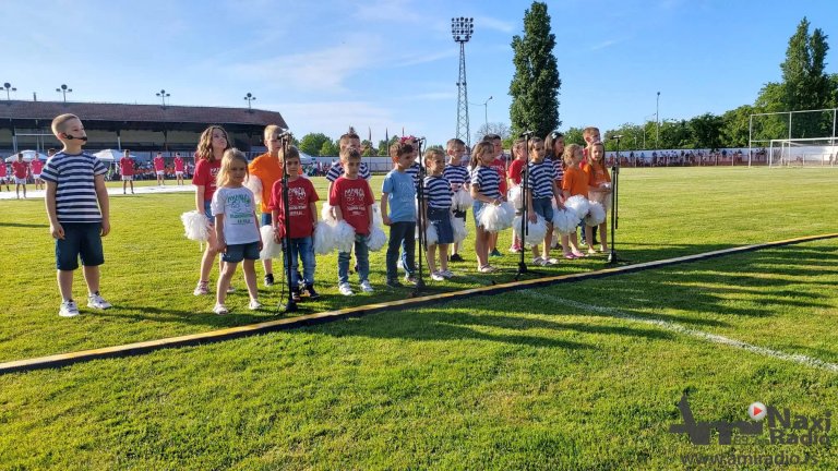 Veličanstvena završna priredba predškolaca „Kad si srećan, pleši“ na Gradskom stadionu
