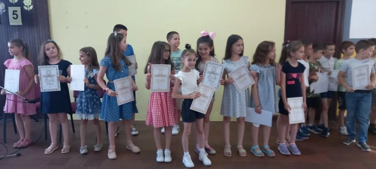 Stotinak najboljih učenika OŠ „Sveti Sava“ dobilo zahvalnice