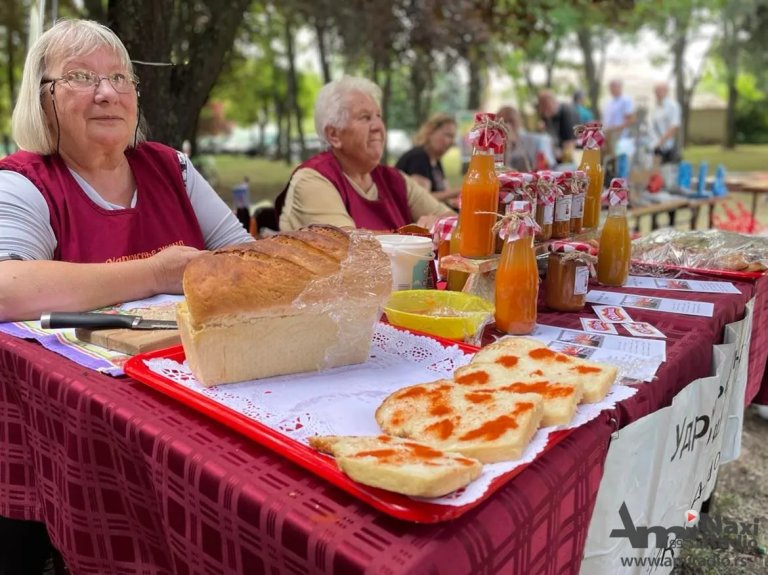 Izložba preduzetničkih veština žena u Velikom Selu: Vredne dame izložile rukotvorine i gastronomske proizvode