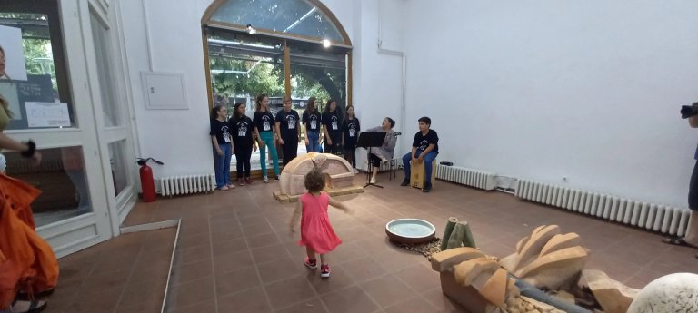 Đuskali i najmlađi: Jovine zvezde premijerno nastupile u Galeriji „Terra“