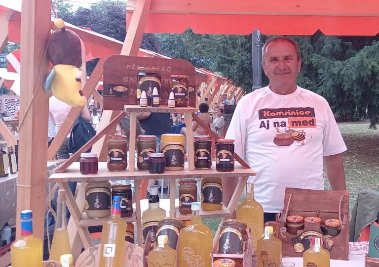 Radovanova majica privukla pažnju: Drugi Noćni bazar ponovo okupio veliki broj malih privrednika