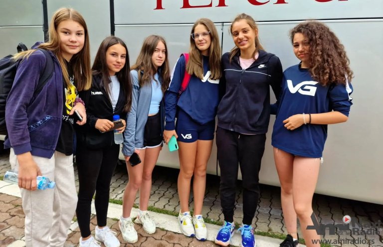 Osam mladih kikindskih odbojkašica u kampu legendarnog Vanje Grbića