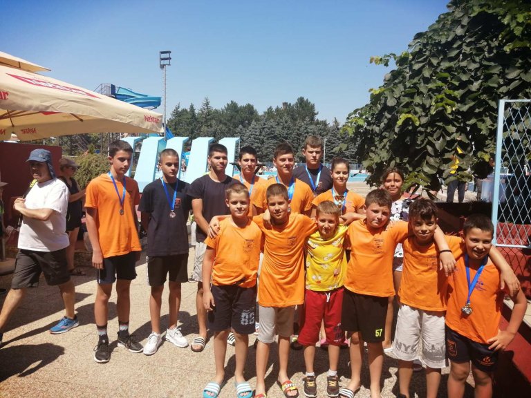Plivačima „Velike Kikinde“ 14 medalja u Vrbasu, Kikinđani sjajni i na Susretima regiona
