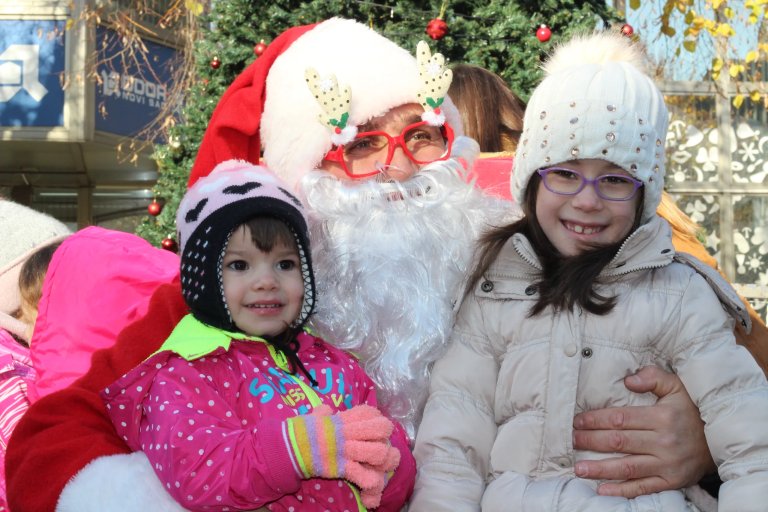 Foto vest: Deda Mraz doneo kutiju želja