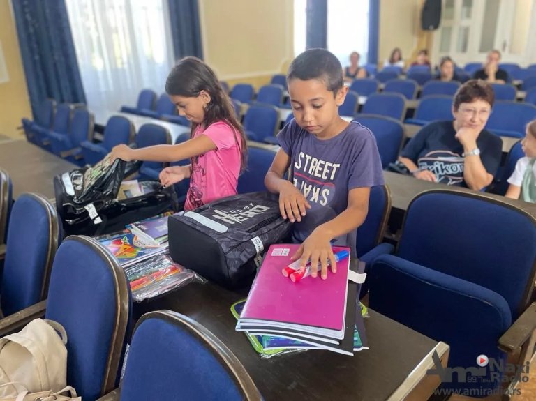 Torbe i školski pribor donirani osnovcima slabijeg materijalnog stanja