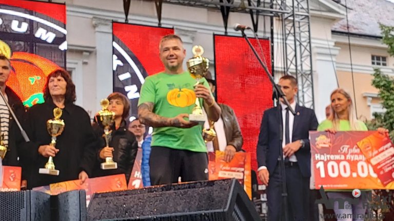Kokai Tibor rekordom od 716,5 kilograma odbranio prošlogodišnju titulu, najduže bundeve uzgajila porodica Jankov