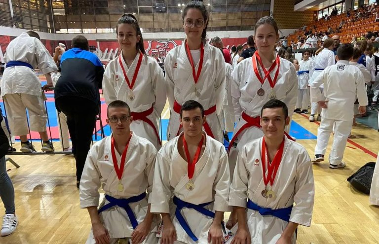 Karatisti „Feniksa“ osvojili 38 medalja na međunarodnom „Mavaši kupu“ u Novom Sadu