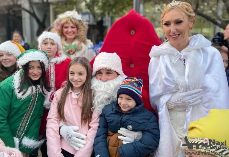 Deda Mraz stigao u Kikindu i doneo „Kutiju želja“