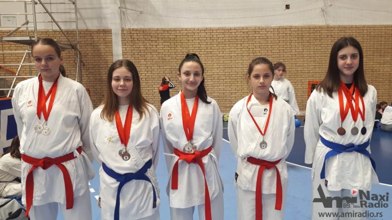 Karatisti „Feniksa“ osvojili 34 medalje na turniru u Kaću