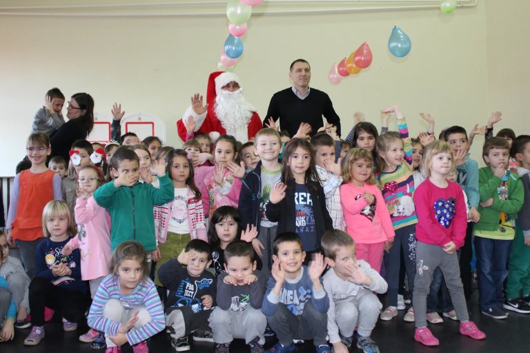Deda Mraz posetio vrtiće „Bambi“ i Plavi čuperak"