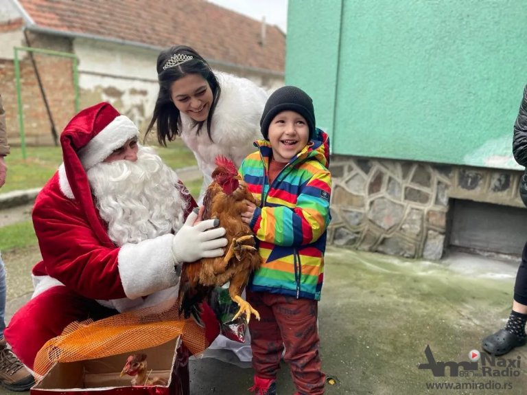 Deda Mraz Stefanu ispunio želju da dobije petla i koku