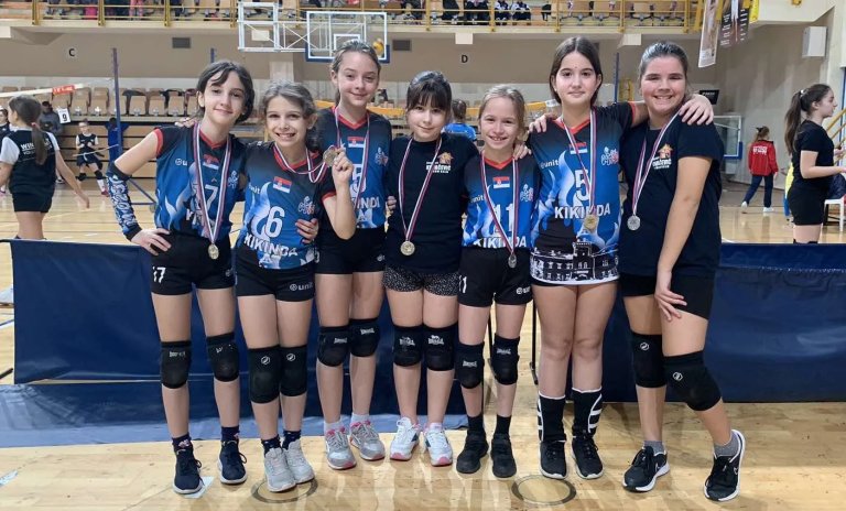 Škola odbojke „Ki 0230“ u Senti osvojila medalje sa svih sedam ekipa