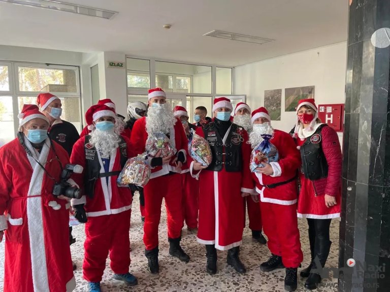 Bajkeri obradovali paketićima pacijente na Dečjem odeljenju Bolnice