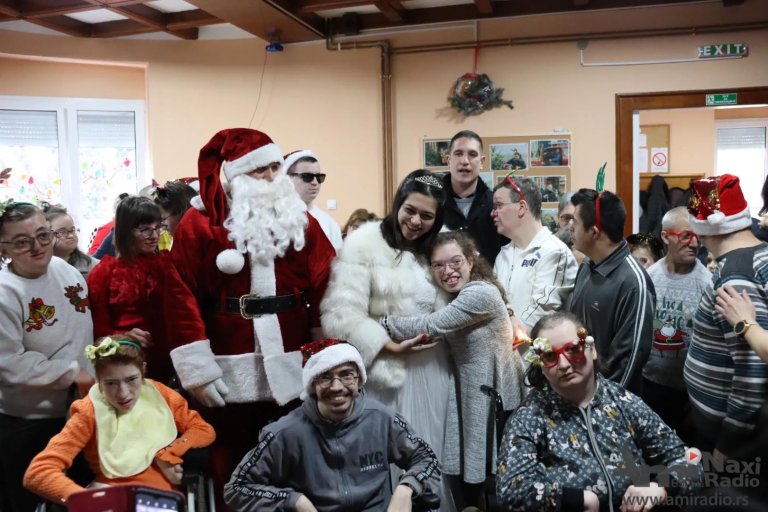 Deda Mraz obradovao poklonima korisnike „Naše kuće“