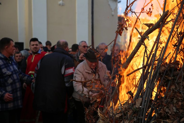 Foto vest: Tradicionalno paljenje badnjaka u Kikindi