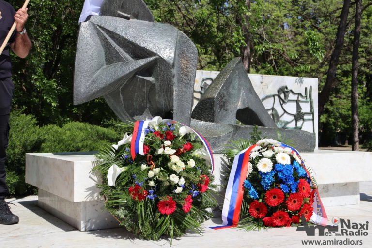 Dan oslobođenja Kikinde: Položeni venci uz minut ćutanja na spomenik žrtvama fašizma 1941-1945.