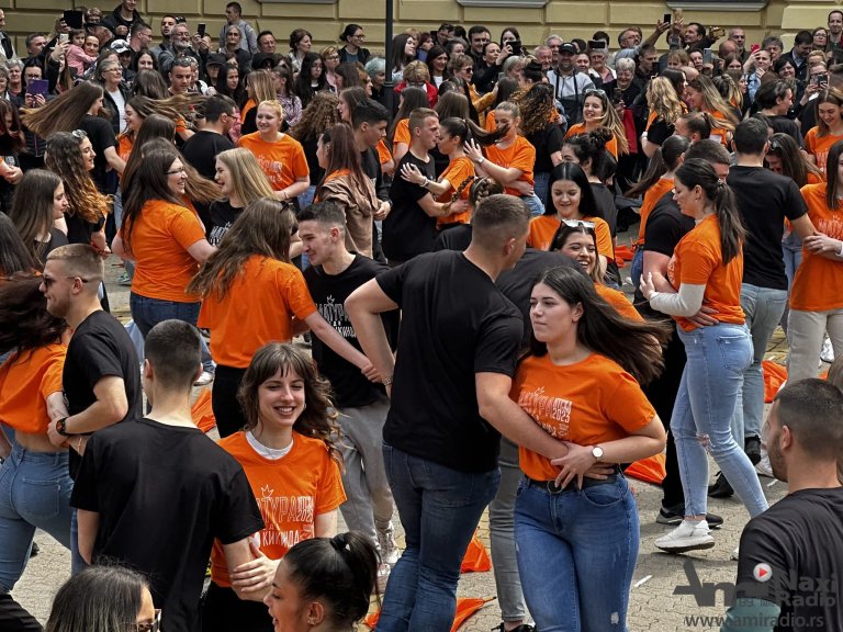Kikindski maturanati plesali na Trgu u slavu radosti, ljubavi i života: Manifestacija počela minutom ćutanja