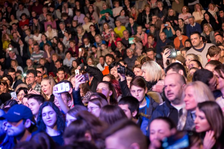 Foto vest: Hari Mata Hari sinoć u Kikindi pevao pred oko 3.000 ljudi