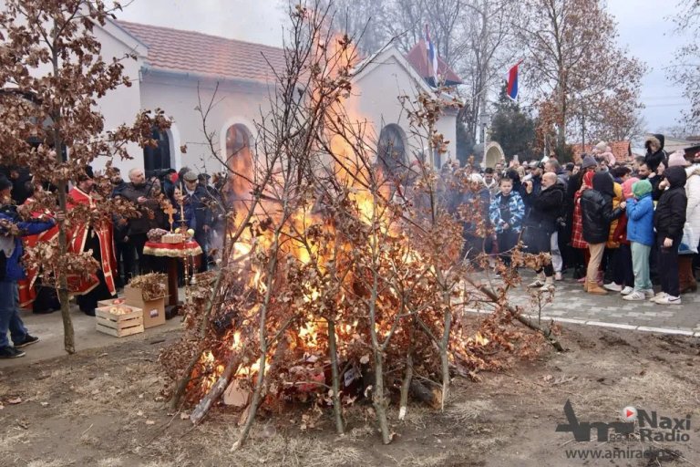 Tradicionalno paljenje badnjaka ispred hramova Svetog Nikole i Svetih Kozme i Damjana