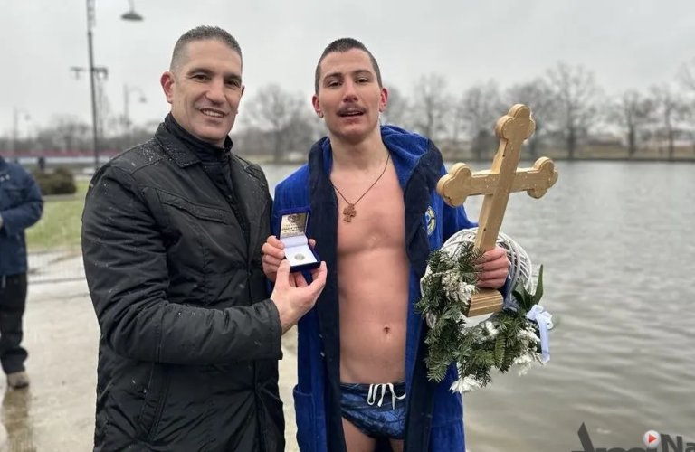 Marko Nadlački izneo bogojavljenski krst iz Starog jezera