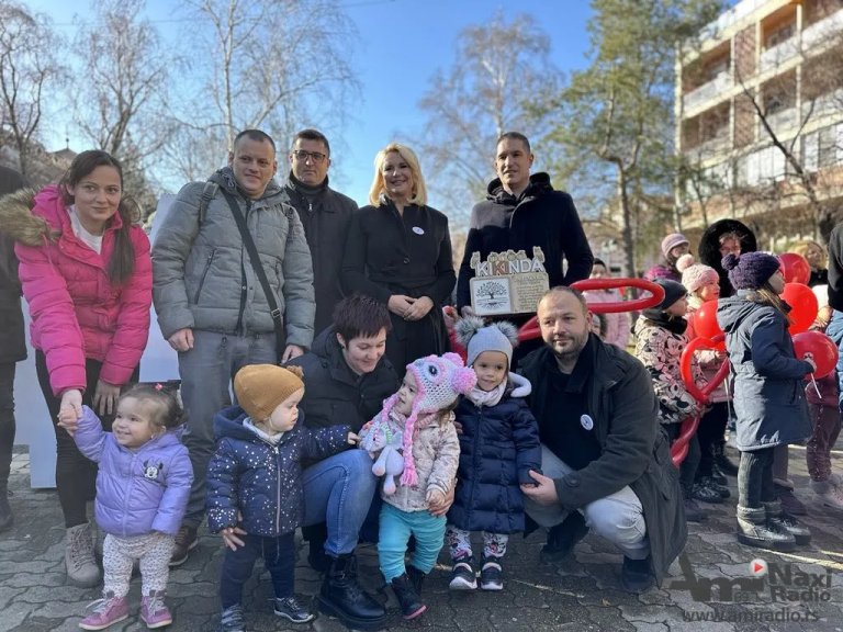 Humanitarni bazar na Trgu za decu sa ahondroplazijom