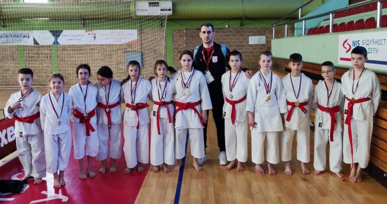 Karatisti „Feniksa“ osvojili 16 medalja na Prvenstvu Banata u Novom Bečeju